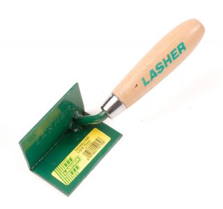 Lasher Trowel – Sharp Corner Inside (Wooden Handle, 75mm)