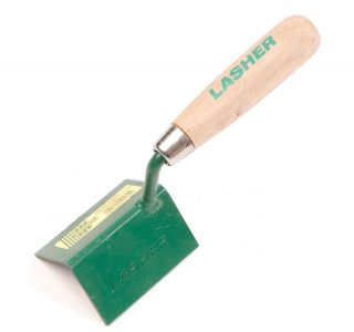 Lasher Trowel – Sharp Corner Outside (Wooden Handle, 150mm)