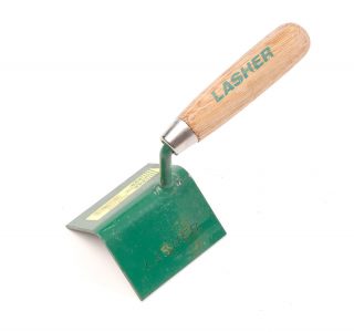 Lasher Trowel – Corner Cove Outside (Wooden Handle, 75mm)